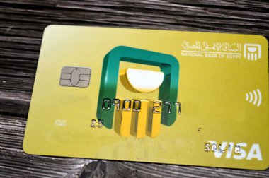 Kahire, Mısır, 16 Mayıs 2025: Mısır Ulusal Bankası Al Ahly kablosuz kredi kartı bankacılık hizmetleri, NBE, ülkenin en büyük bankası olan Mısır 'da Haziran 1898' de kurulmuş bir banka.