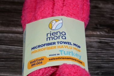 Kahire, Mısır, 16 Mayıs 2025: riena mora mikrofiber havlu paspası, Türkiye yapımı, Türk mikrofiber havlusu süper emicidir.