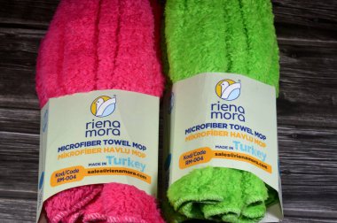 Kahire, Mısır, 16 Mayıs 2025: riena mora mikrofiber havlu paspası, Türkiye yapımı, Türk mikrofiber havlusu süper emicidir.