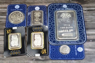 Kahire, Mısır, 16 Mayıs 2025: Nagm Ad-Din Gümüş külçeleri ve sikkeler, saf gümüş metal ons, 250 ve 50 gram bar, Kral George egemen pound, İslami ons, Akef gümüşü, döviz kuru