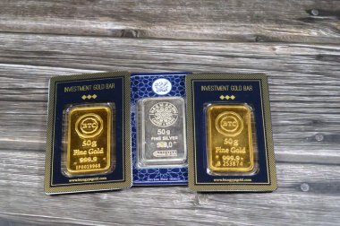 Kahire, Mısır, 16 Mayıs 2025: BTC Bullion Ticaret Merkezi saf altın külçeler ve Nagm Ad-Din 50 gram ağırlığında gümüş külçeler, altın yatırımı, döviz kuru, enflasyon krizi ve tasarruf varlıkları