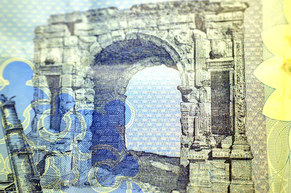 Trablus 'taki Marcus Aurelius' un 1 LYD 'nin tersinden Libya Merkez Bankası tarafından hazırlanan bir Libya nakit para banknotu faturasında Brega Rafineri, Libya para ve ekonomi konsepti yer alıyor.
