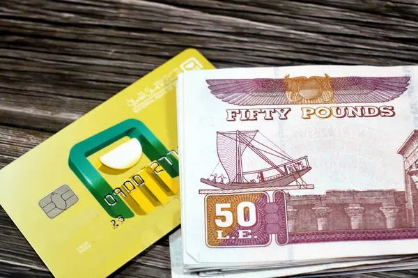 Kahire, Mısır, 16 Mayıs 2025: Mısır para nakit banknotları ££ve Mısır Ulusal Bankası Al Ahly vizesiz kart bankacılık hizmetleri, NBE 1898 yılında Mısır 'da kurulan bir bankadır.