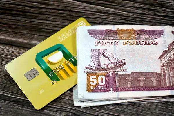 Kahire, Mısır, 16 Mayıs 2025: Mısır para nakit banknotları ££ve Mısır Ulusal Bankası Al Ahly vizesiz kart bankacılık hizmetleri, NBE 1898 yılında Mısır 'da kurulan bir bankadır.