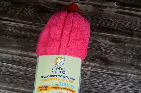 Kahire, Mısır, 16 Mayıs 2025: riena mora mikrofiber havlu paspası, Türkiye yapımı, Türk mikrofiber havlusu süper emicidir.