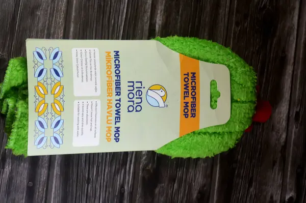 Kahire, Mısır, 16 Mayıs 2025: riena mora mikrofiber havlu paspası, Türkiye yapımı, Türk mikrofiber havlusu süper emicidir.