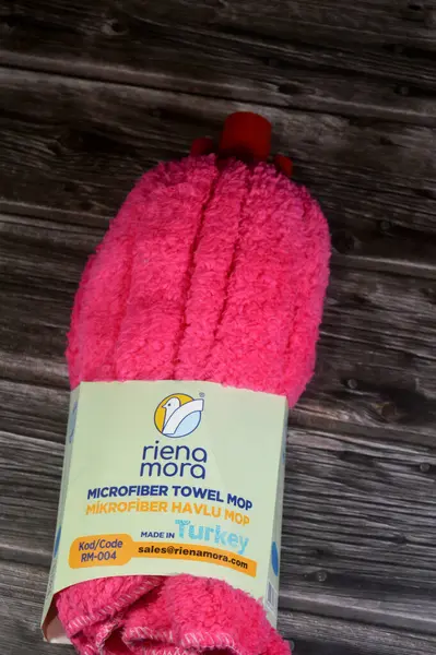 Kahire, Mısır, 16 Mayıs 2025: riena mora mikrofiber havlu paspası, Türkiye yapımı, Türk mikrofiber havlusu süper emicidir.