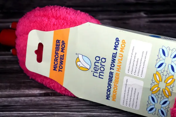 Kahire, Mısır, 16 Mayıs 2025: riena mora mikrofiber havlu paspası, Türkiye yapımı, Türk mikrofiber havlusu süper emicidir.