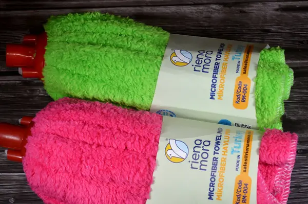 Kahire, Mısır, 16 Mayıs 2025: riena mora mikrofiber havlu paspası, Türkiye yapımı, Türk mikrofiber havlusu süper emicidir.