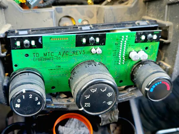 Kahire, Mısır, 22 Mayıs 2025: Bir arabanın bakımı: AC klima düğmeleri ana kartı, bir araba parçası için elektronik devreler, otomobil servisi