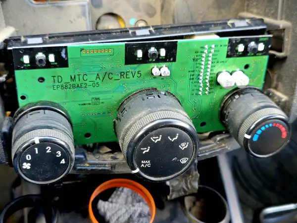 Kahire, Mısır, 22 Mayıs 2025: Bir arabanın bakımı: AC klima düğmeleri ana kartı, bir araba parçası için elektronik devreler, otomobil servisi
