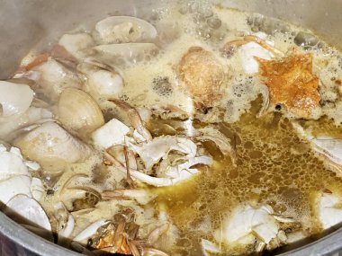 Deniz ürünleri çorbası, taze yengeç, balık filetosu, karides ve istiridye, çeşitli deniz ürünleri parçaları, midye, karides ve yengeçte kullanılan çeşitli deniz ürünleri çorbası.