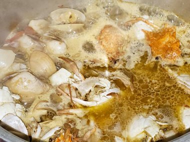 Deniz ürünleri çorbası, taze yengeç, balık filetosu, karides ve istiridye, çeşitli deniz ürünleri parçaları, midye, karides ve yengeçte kullanılan çeşitli deniz ürünleri çorbası.