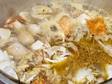 Deniz ürünleri çorbası, taze yengeç, balık filetosu, karides ve istiridye, çeşitli deniz ürünleri parçaları, midye, karides ve yengeçte kullanılan çeşitli deniz ürünleri çorbası.