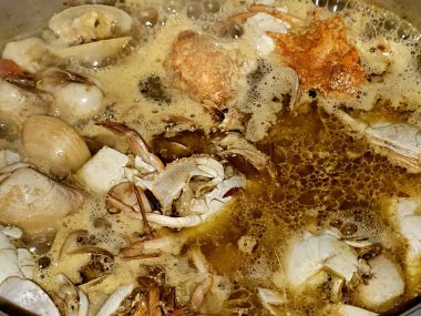 Deniz ürünleri çorbası, taze yengeç, balık filetosu, karides ve istiridye, çeşitli deniz ürünleri parçaları, midye, karides ve yengeçte kullanılan çeşitli deniz ürünleri çorbası.