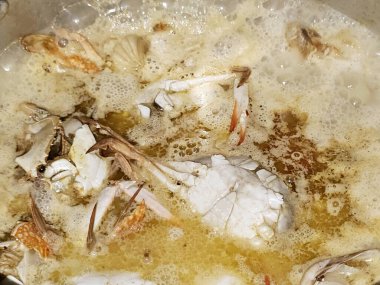 Deniz ürünleri çorbası, taze yengeç, balık filetosu, karides ve istiridye, çeşitli deniz ürünleri parçaları, midye, karides ve yengeçte kullanılan çeşitli deniz ürünleri çorbası.