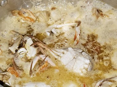 Deniz ürünleri çorbası, taze yengeç, balık filetosu, karides ve istiridye, çeşitli deniz ürünleri parçaları, midye, karides ve yengeçte kullanılan çeşitli deniz ürünleri çorbası.