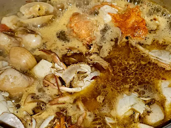 Deniz ürünleri çorbası, taze yengeç, balık filetosu, karides ve istiridye, çeşitli deniz ürünleri parçaları, midye, karides ve yengeçte kullanılan çeşitli deniz ürünleri çorbası.