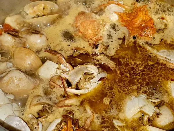 Deniz ürünleri çorbası, taze yengeç, balık filetosu, karides ve istiridye, çeşitli deniz ürünleri parçaları, midye, karides ve yengeçte kullanılan çeşitli deniz ürünleri çorbası.