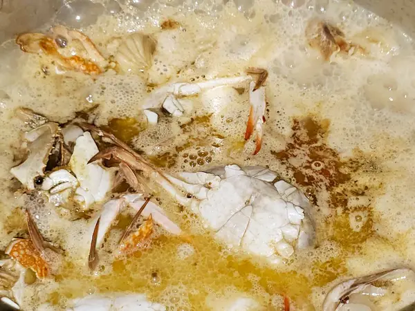 Deniz ürünleri çorbası, taze yengeç, balık filetosu, karides ve istiridye, çeşitli deniz ürünleri parçaları, midye, karides ve yengeçte kullanılan çeşitli deniz ürünleri çorbası.