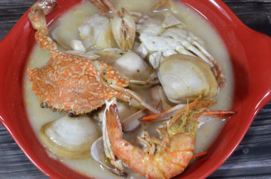 Deniz ürünleri çorbası, taze yengeç, balık filetosu, karides ve midye, çeşitli deniz ürünleri parçaları, midye, karides ve yengeçte kullanılan çeşitli deniz ürünleri çorbası.