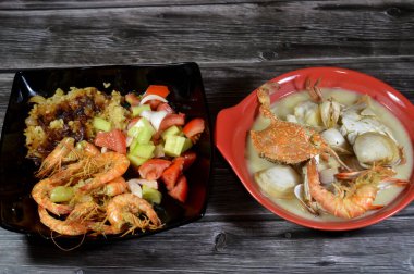 Balık pirinci, yeşil salata, sarımsak ve soğanlı kabuksuz karides haşlanmış çift kapaklı yumuşakça, taze yengeç çorbası, balık filetosu, karides ve istiridye.