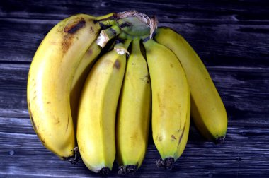 Muzlar, uzatılmış, yenilebilir meyveler botanik olarak vitamin dolu en büyük otçul bitki olan Musa cinsindeki çeşitli büyük otçul bitkiler tarafından üretilen bir meyvedir.