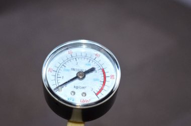 Basınç ölçer, bir yüzey üzerindeki bir sıvı (sıvı veya gaz) tarafından uygulanan kuvvetin ölçümleridir. Basınç genellikle yüzey alanı birim başına kuvvet birimi cinsinden ölçülür.