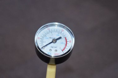 Basınç ölçer, bir yüzey üzerindeki bir sıvı (sıvı veya gaz) tarafından uygulanan kuvvetin ölçümleridir. Basınç genellikle yüzey alanı birim başına kuvvet birimi cinsinden ölçülür.
