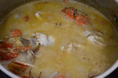 Deniz ürünleri çorbası, taze yengeç, balık filetosu, karides ve istiridye, çeşitli deniz ürünleri parçaları, midye, karides ve yengeçte kullanılan çeşitli deniz ürünleri çorbası.