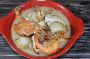 Deniz ürünleri çorbası, taze yengeç, balık filetosu, karides ve midye, çeşitli deniz ürünleri parçaları, midye, karides ve yengeçte kullanılan çeşitli deniz ürünleri çorbası.