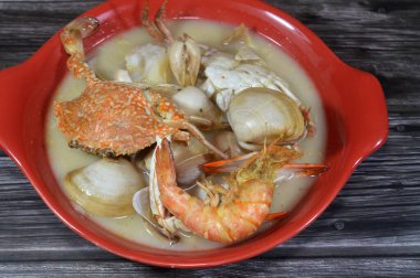 Deniz ürünleri çorbası, taze yengeç, balık filetosu, karides ve midye, çeşitli deniz ürünleri parçaları, midye, karides ve yengeçte kullanılan çeşitli deniz ürünleri çorbası.