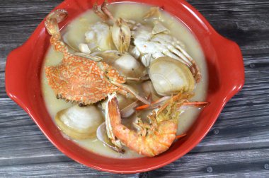 Deniz ürünleri çorbası, taze yengeç, balık filetosu, karides ve midye, çeşitli deniz ürünleri parçaları, midye, karides ve yengeçte kullanılan çeşitli deniz ürünleri çorbası.