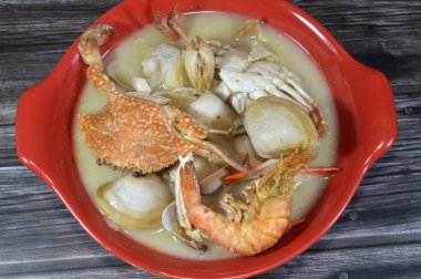 Deniz ürünleri çorbası, taze yengeç, balık filetosu, karides ve midye, çeşitli deniz ürünleri parçaları, midye, karides ve yengeçte kullanılan çeşitli deniz ürünleri çorbası.