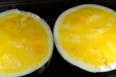 Sarı etli iki karpuz (Citrullus lanatus), Cucurbitaceae familyasından çiçek açan bir bitki türü ve dünya çapında son derece gelişmiş bir meyve olan yenilebilir meyvesinin adı.