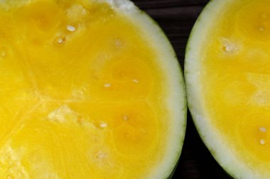Sarı etli iki karpuz (Citrullus lanatus), Cucurbitaceae familyasından çiçek açan bir bitki türü ve dünya çapında son derece gelişmiş bir meyve olan yenilebilir meyvesinin adı.