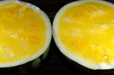 Sarı etli iki karpuz (Citrullus lanatus), Cucurbitaceae familyasından çiçek açan bir bitki türü ve dünya çapında son derece gelişmiş bir meyve olan yenilebilir meyvesinin adı.