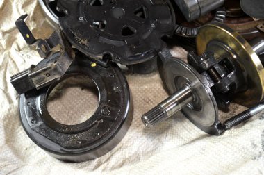 Eski bir araba klima kompresörünün iç parçaları ve detayları, soğutucuyu yoğunlaştırıcıya pompalamadan önce yüksek basınç altında tutan klima sisteminin güç ünitesi.