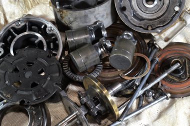 Eski bir araba klima kompresörünün iç parçaları ve detayları, soğutucuyu yoğunlaştırıcıya pompalamadan önce yüksek basınç altında tutan klima sisteminin güç ünitesi.