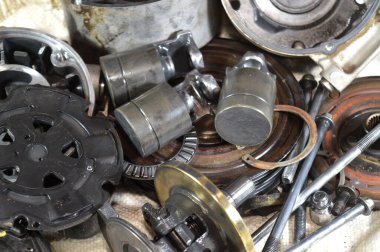 Eski bir araba klima kompresörünün iç parçaları ve detayları, soğutucuyu yoğunlaştırıcıya pompalamadan önce yüksek basınç altında tutan klima sisteminin güç ünitesi.