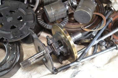 Eski bir araba klima kompresörünün iç parçaları ve detayları, soğutucuyu yoğunlaştırıcıya pompalamadan önce yüksek basınç altında tutan klima sisteminin güç ünitesi.