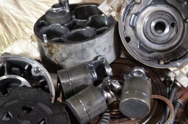 Eski bir araba klima kompresörünün iç parçaları ve detayları, soğutucuyu yoğunlaştırıcıya pompalamadan önce yüksek basınç altında tutan klima sisteminin güç ünitesi.