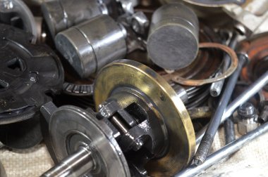 Eski bir araba klima kompresörünün iç parçaları ve detayları, soğutucuyu yoğunlaştırıcıya pompalamadan önce yüksek basınç altında tutan klima sisteminin güç ünitesi.