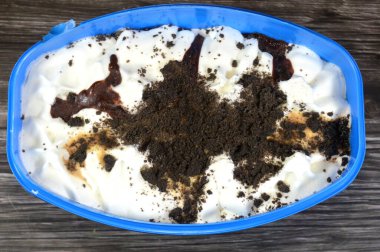 Dondurma, karamel soslu vanilyalı dondurma ve üzerine kurabiye ve bisküvi konmuş dondurma, dondurma genellikle şeker gibi tatlandırıcı ile tatlandırılmış süt veya kremadan yapılan donmuş bir tatlıdır.