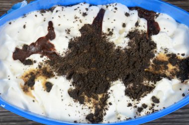 Dondurma, karamel soslu vanilyalı dondurma ve üzerine kurabiye ve bisküvi konmuş dondurma, dondurma genellikle şeker gibi tatlandırıcı ile tatlandırılmış süt veya kremadan yapılan donmuş bir tatlıdır.