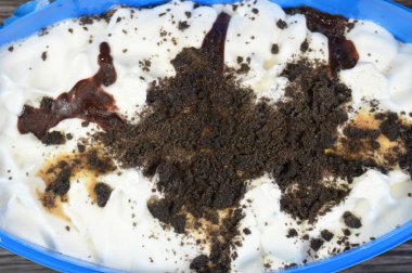 Dondurma, karamel soslu vanilyalı dondurma ve üzerine kurabiye ve bisküvi konmuş dondurma, dondurma genellikle şeker gibi tatlandırıcı ile tatlandırılmış süt veya kremadan yapılan donmuş bir tatlıdır.