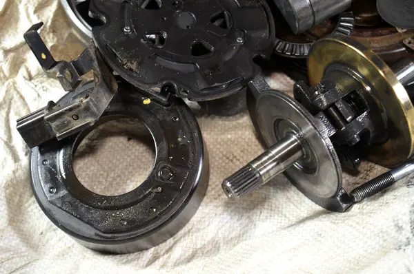 Eski bir araba klima kompresörünün iç parçaları ve detayları, soğutucuyu yoğunlaştırıcıya pompalamadan önce yüksek basınç altında tutan klima sisteminin güç ünitesi.