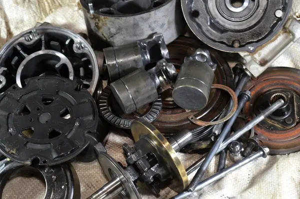 Eski bir araba klima kompresörünün iç parçaları ve detayları, soğutucuyu yoğunlaştırıcıya pompalamadan önce yüksek basınç altında tutan klima sisteminin güç ünitesi.