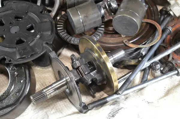 Eski bir araba klima kompresörünün iç parçaları ve detayları, soğutucuyu yoğunlaştırıcıya pompalamadan önce yüksek basınç altında tutan klima sisteminin güç ünitesi.