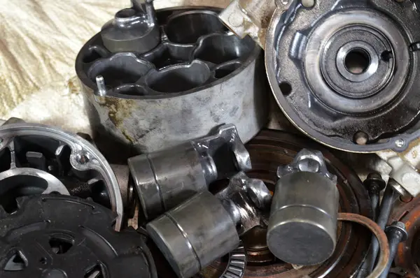 Eski bir araba klima kompresörünün iç parçaları ve detayları, soğutucuyu yoğunlaştırıcıya pompalamadan önce yüksek basınç altında tutan klima sisteminin güç ünitesi.